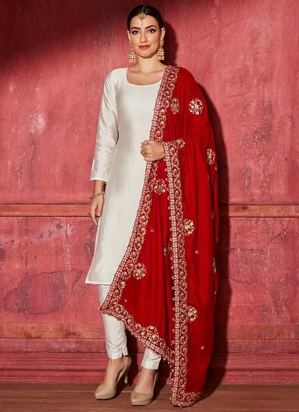 LASHKARAA's tweet photo. What better way to make a statement than in ruby red? The brilliant Red Embroidered Shawl from ‘The Velvet Collection’ features metallic gold floral embroidery on red velvet that’s sure to brighten any look. 🌹 Shop now: https://t.co/HsXBFUSV7b https://t.co/bTckpW5heP