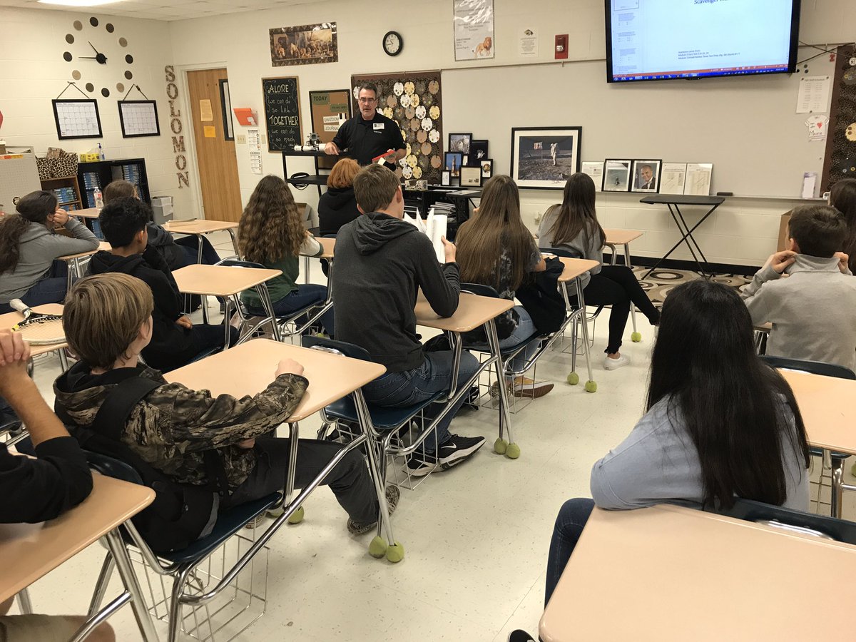 MarisaSolomon47's tweet photo. Thank you @robo_tx for bringing all your fun Space memorabilia and sharing your knowledge with the kiddos of #KaufmanRobotics. And thank you for helping to make our NASA dreams come true!!! https://t.co/ce8vsHV32y