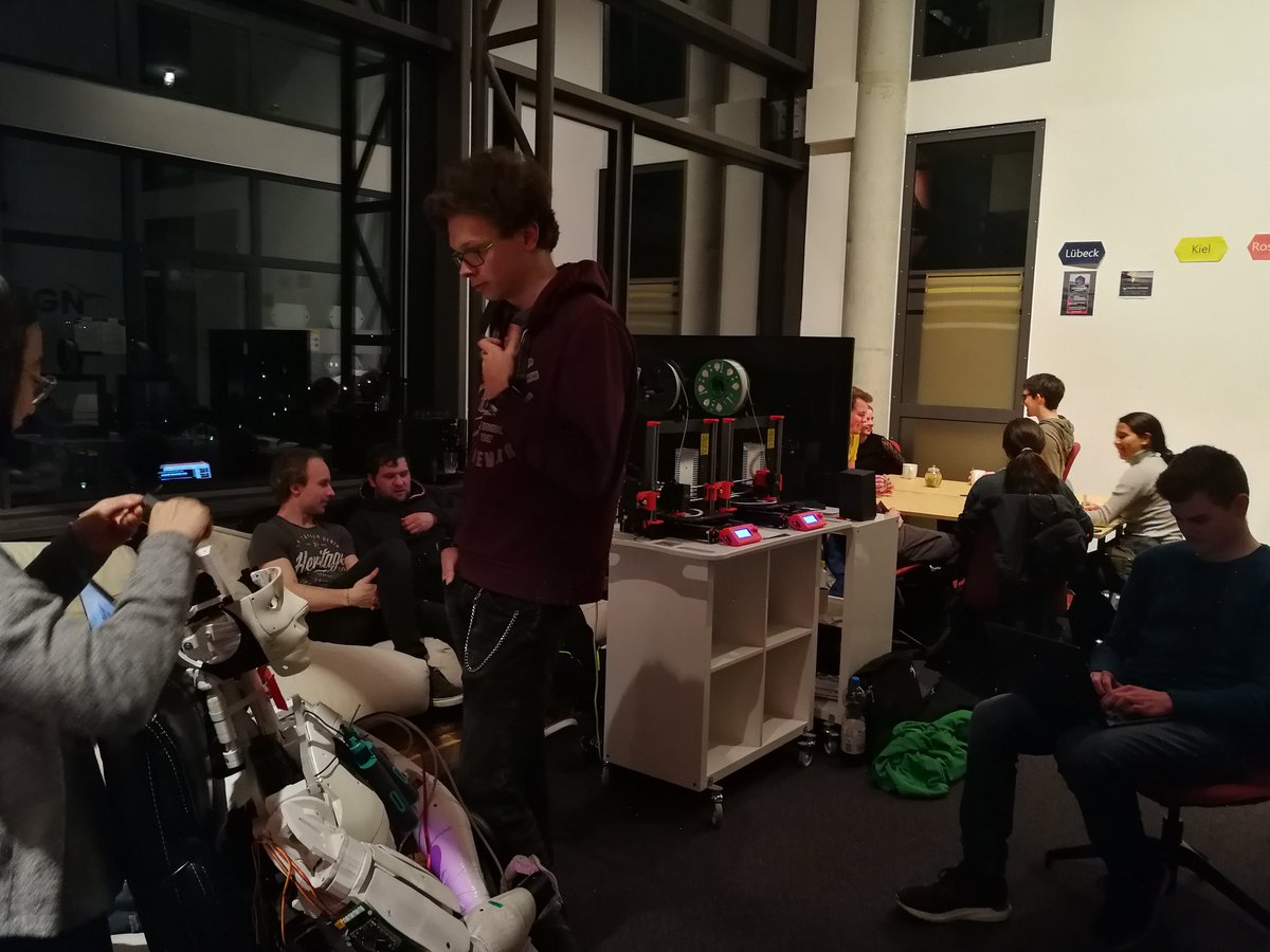 FablabLuebeck's tweet photo. Zeitig zum Semesterbeginn kommt auch unser InMoov Team aus den Ferien. Und es geht direkt wieder rund.
Es müssen neue Servos für Kopf und Unterkörper bestellt werden, der Augenmechanismus wird überarbeitet und die Beine werden gedruckt. 

#inmoov #buildarobot #vivalarobolution https://t.co/lPScZiomLH