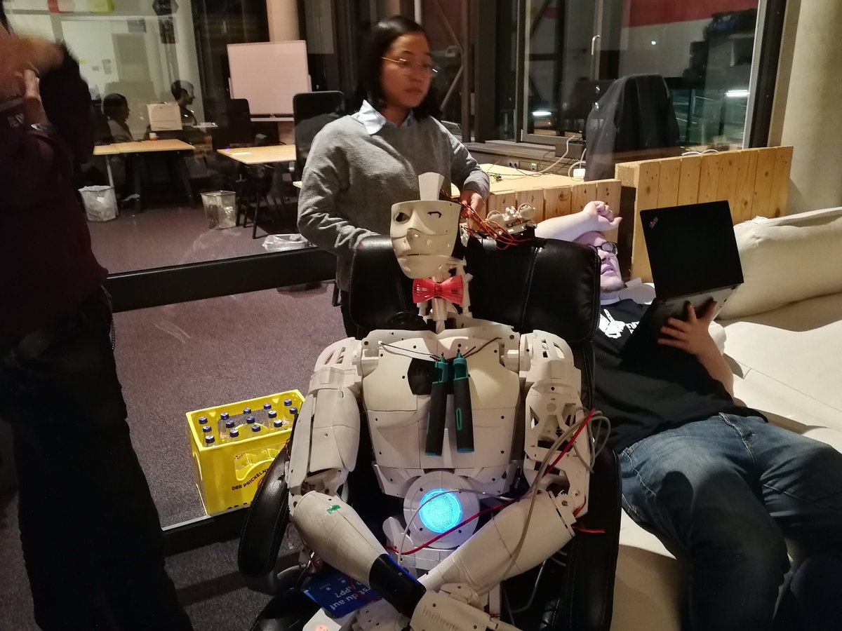FablabLuebeck's tweet photo. Zeitig zum Semesterbeginn kommt auch unser InMoov Team aus den Ferien. Und es geht direkt wieder rund.
Es müssen neue Servos für Kopf und Unterkörper bestellt werden, der Augenmechanismus wird überarbeitet und die Beine werden gedruckt. 

#inmoov #buildarobot #vivalarobolution https://t.co/lPScZiomLH