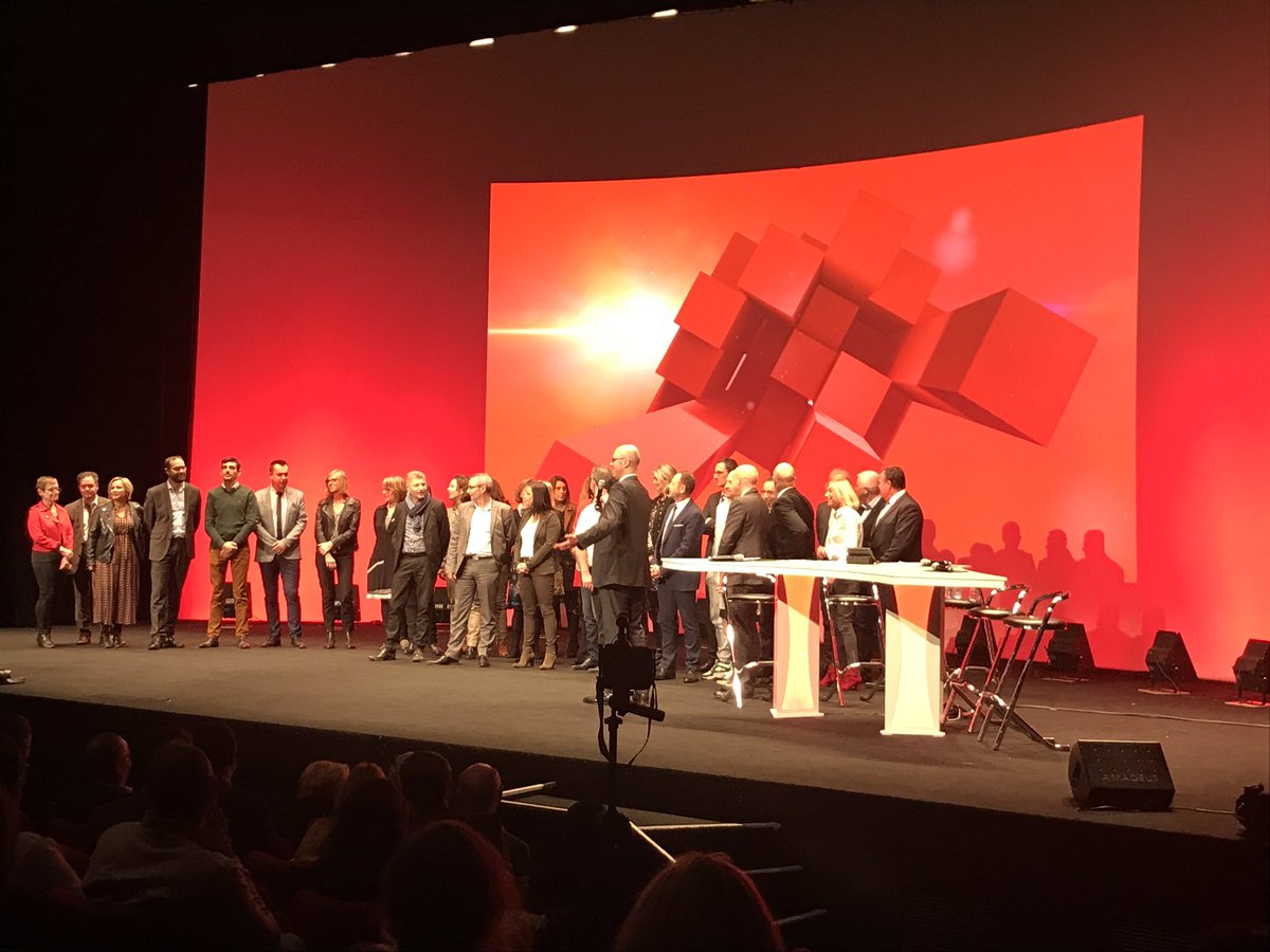 CaissEpargneLDA's tweet photo. [Cérémonie de Vœux 2020✨] 
Félicitations à tous les médaillés du travail @CaissEpargneLDA 🌟 https://t.co/JGngA20QYy