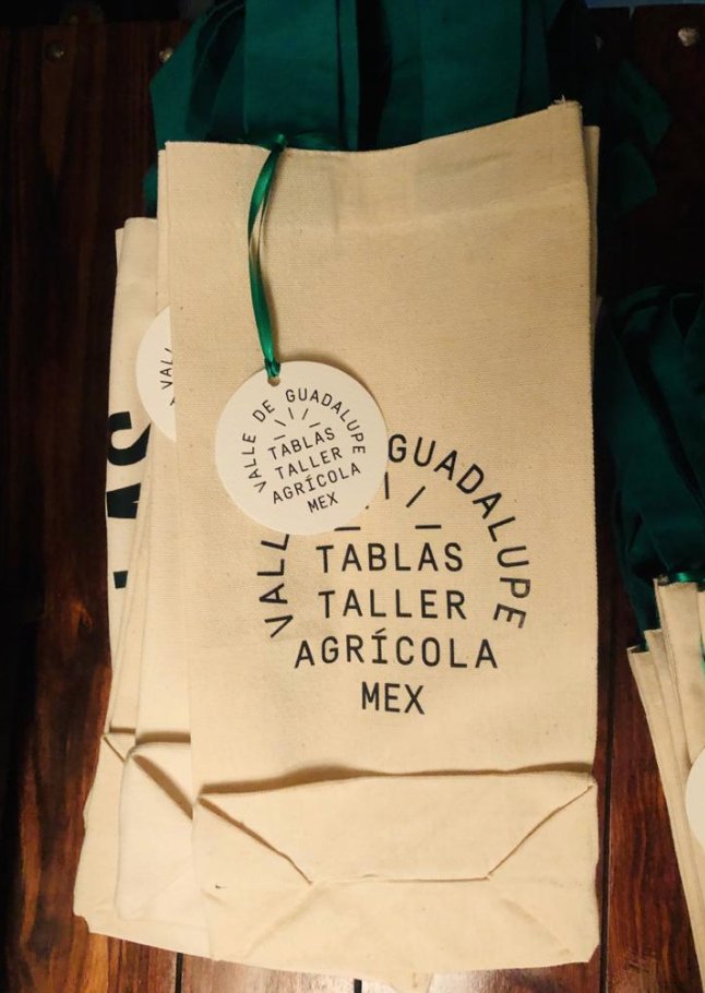 KAEGMedia's tweet photo. Bolsas fabricadas a la medida en loneta para botellas de vino Tablas. Para 1 y 2 botellas de vino. Incluye etiqueta en papel fabriano. #promocionales #souvenirs #merchandising #artículospromocionales #alamedida #regalocorporativo #bolsasparavino #VinoTablas #KAEGMedia #Mexico https://t.co/YjhGkINnYE