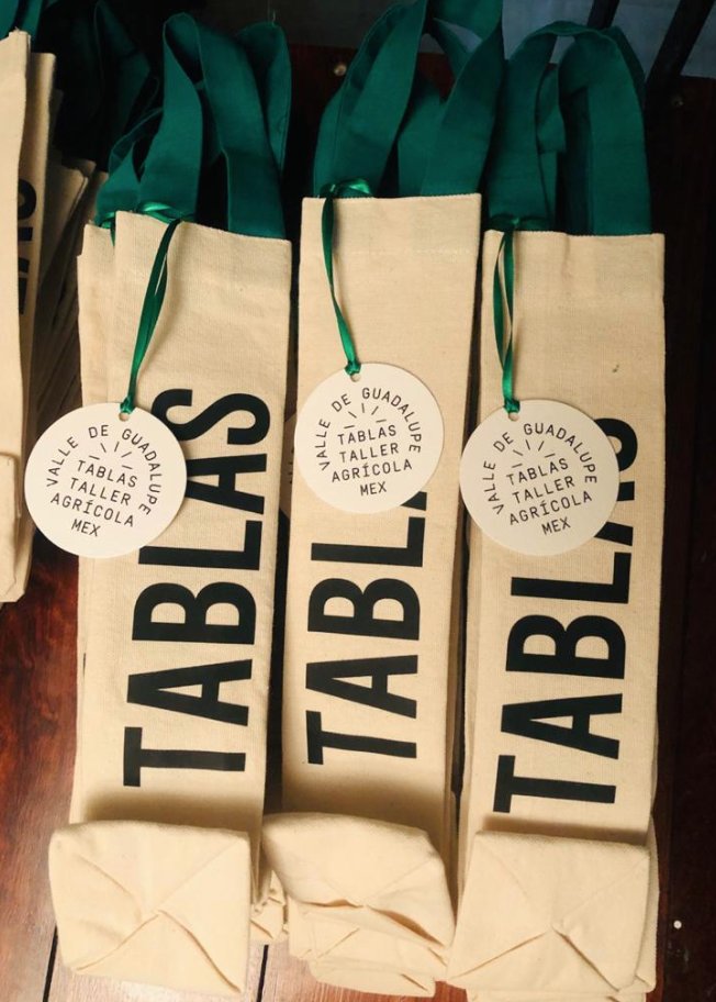 KAEGMedia's tweet photo. Bolsas fabricadas a la medida en loneta para botellas de vino Tablas. Para 1 y 2 botellas de vino. Incluye etiqueta en papel fabriano. #promocionales #souvenirs #merchandising #artículospromocionales #alamedida #regalocorporativo #bolsasparavino #VinoTablas #KAEGMedia #Mexico https://t.co/YjhGkINnYE