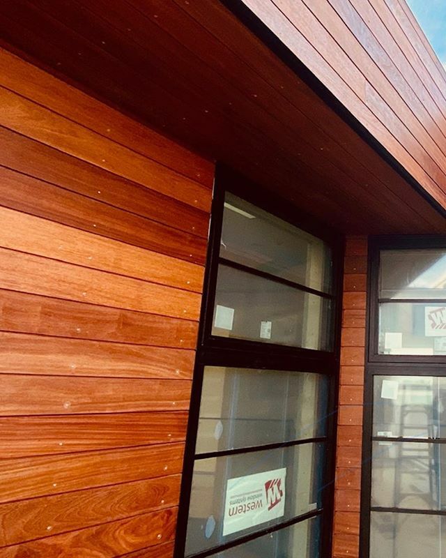 JKramerCorp's tweet photo. Excited to see this real Cumaru siding going up. The boys are doing a great job. @anders_lasater_architects  @bone_structure_homes  photo by @grillo.ileana https://t.co/srzn5eg3TU https://t.co/n3CNyxqr3C