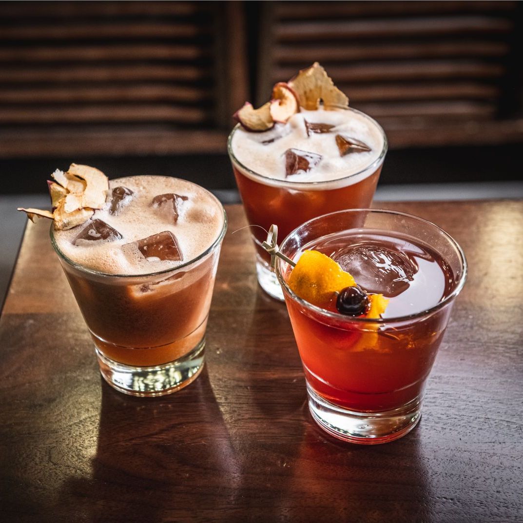Three's a party. Tell us, who would you share these with? 🥃🍹