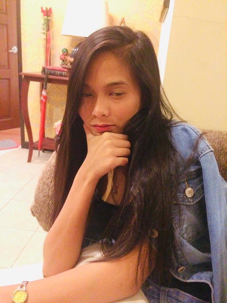 ChiccXyl's tweet photo. yung sleepy kana tapos sabi nya selfieeee 🙄 https://t.co/LCEvZ7aoHy