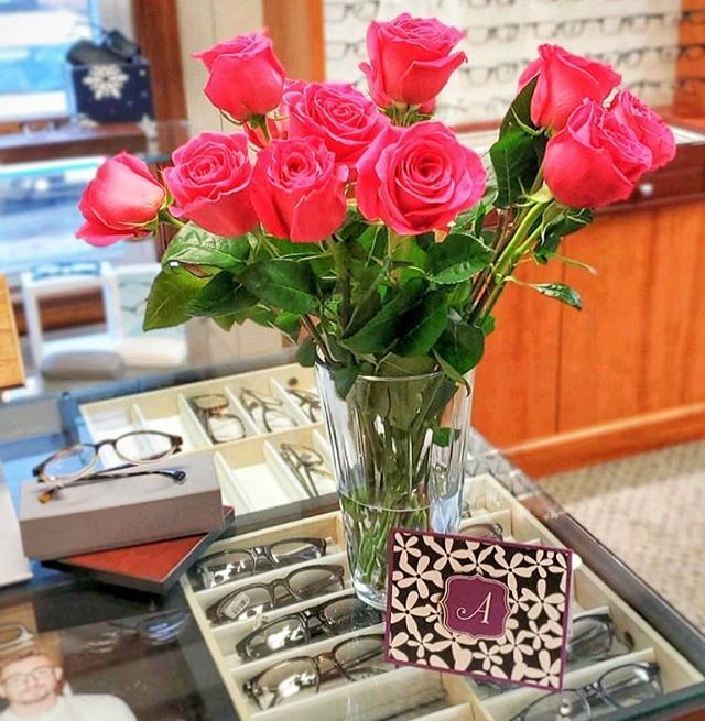 DouglasLeisner's tweet photo. Our thoughtful patient brought our  optical team roses 🌹 as thanks for tracking down replacements for her broken but favorite 💙  frames 👓 .  We feel so lucky to have patients who make our jobs rewarding everyday! .
.
.
. https://t.co/pnxMOnG0js https://t.co/NjCO0v9ERr