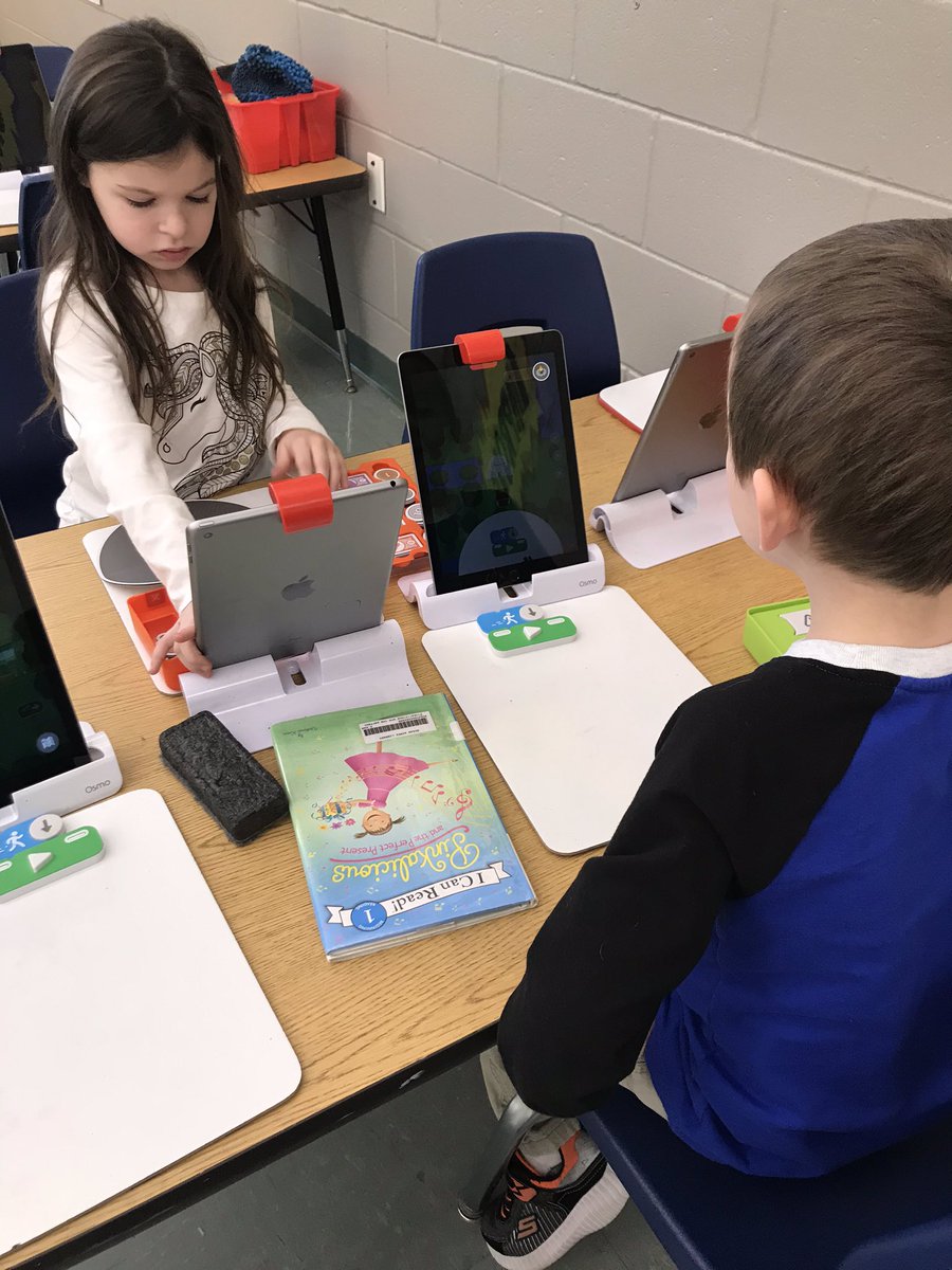 talie10's tweet image. #coding fun in the OA Tech lab. @OAPrincipal #codingawbie #botley #ozobot