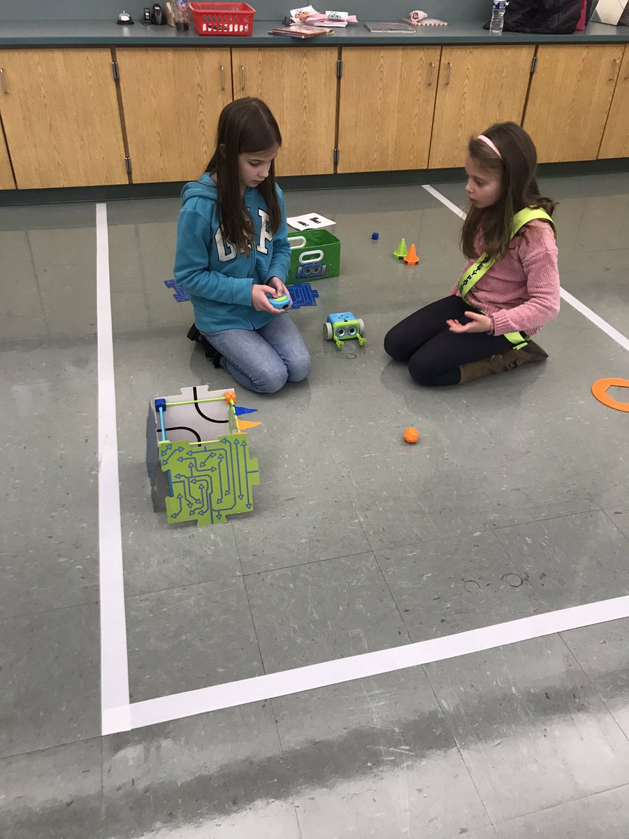 talie10's tweet image. #coding fun in the OA Tech lab. @OAPrincipal #codingawbie #botley #ozobot