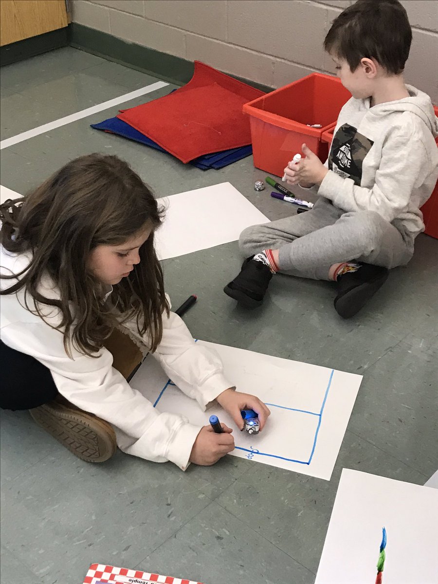 talie10's tweet image. #coding fun in the OA Tech lab. @OAPrincipal #codingawbie #botley #ozobot