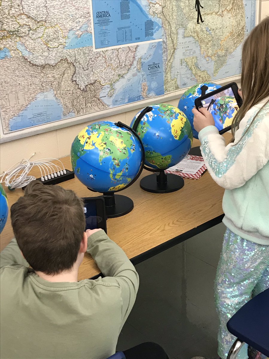 talie10's tweet image. #coding fun in the OA Tech lab. @OAPrincipal #codingawbie #botley #ozobot