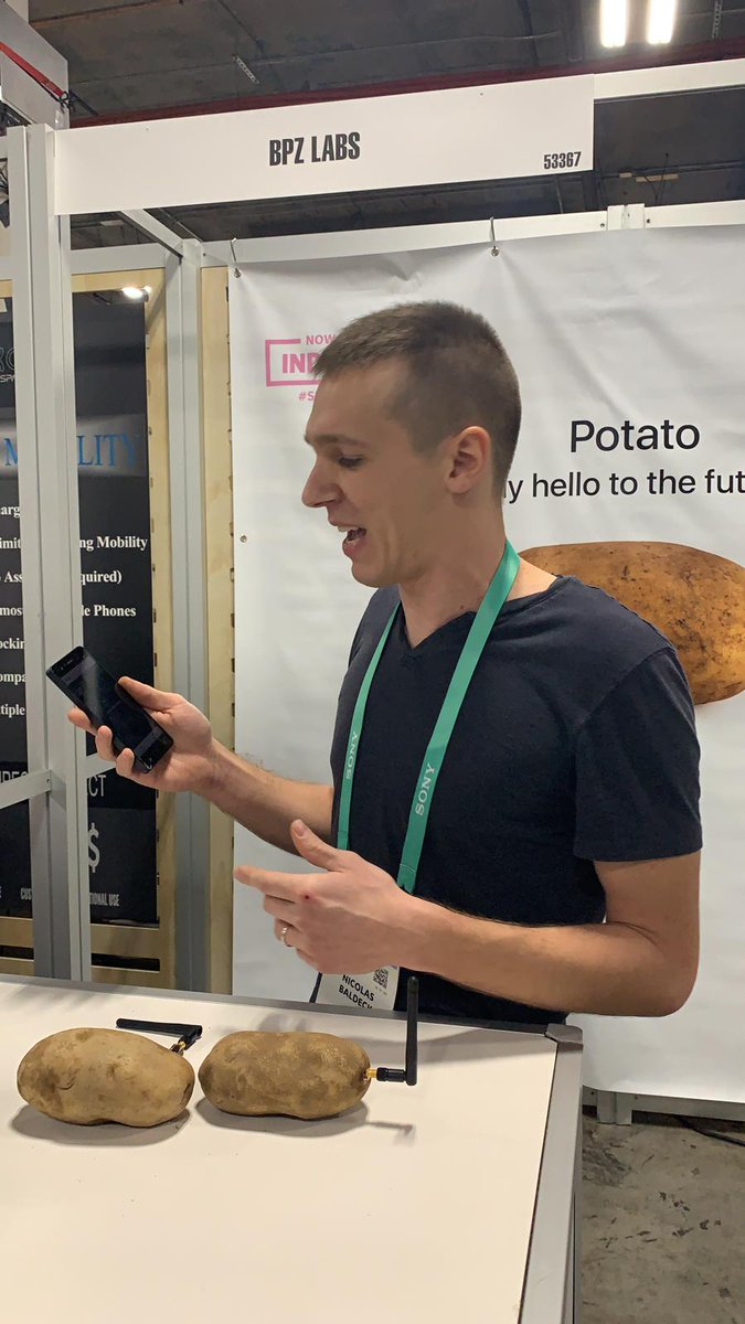 ''Make potato great again'' ce jeune jurassien a hacké le CES avec sa pomme de terre connectée en wifi et son app Hey Potato ! Son dossier a bien et validé par les organisateurs de l'événement. Une manière fun de se moquer des nombreux produits inutiles qu'on retrouve aussi ici.