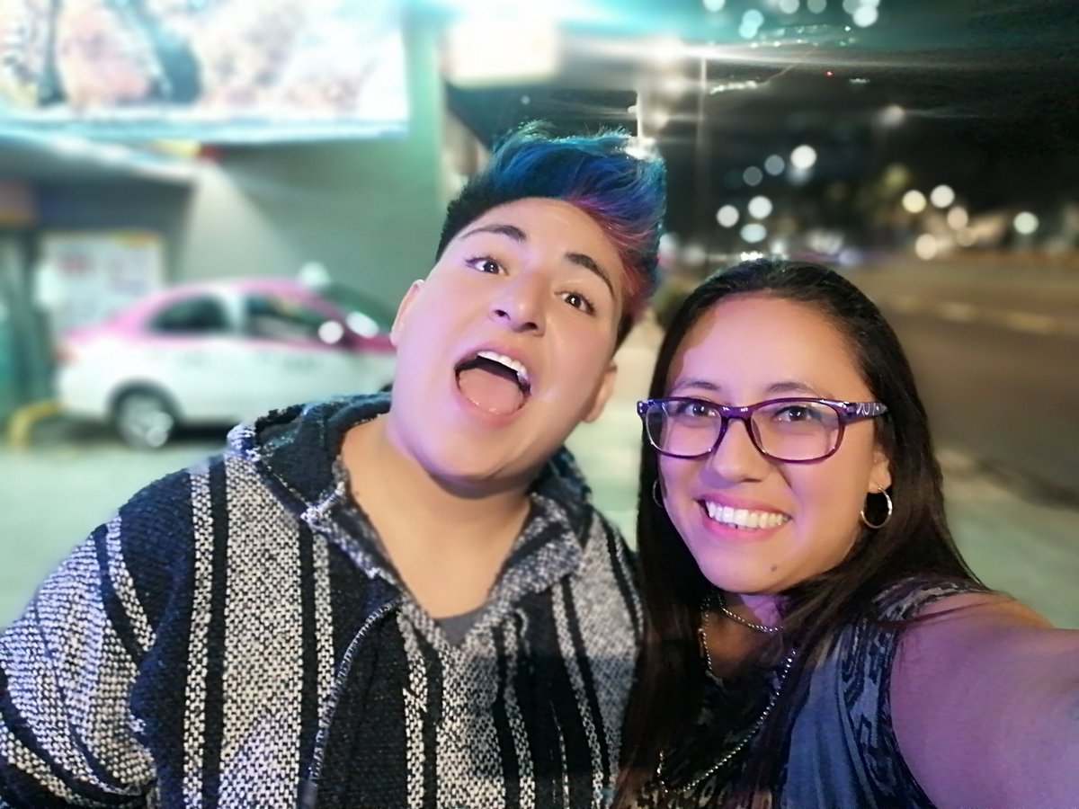 talisinh1's tweet photo. El stand up me ha regalado cosas hermosas y maravillosas, pero hasta ahora ninguna como conocer a la MEJOR comediante de la vida.
Muchas gracias @AnaJuliayeye por los consejos, por tu comedia y por dejarme fanearte cañón, y perdón por incomodarte.
#SoyMuyFan #EsLoMaximo #TheBest https://t.co/2yleeq7c97