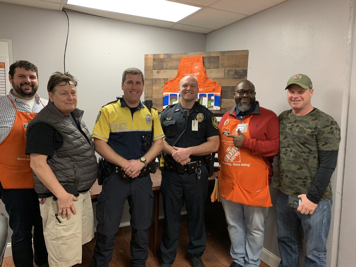 Fraserme22's tweet photo. 3645 supporting our local LEOs on National Law Enforcement Day! Thank you Asheville PD for all that you do for our community! #3645west #nationallawenforcementday #Ashevillepolicedepartment https://t.co/dzlzQCZOpt