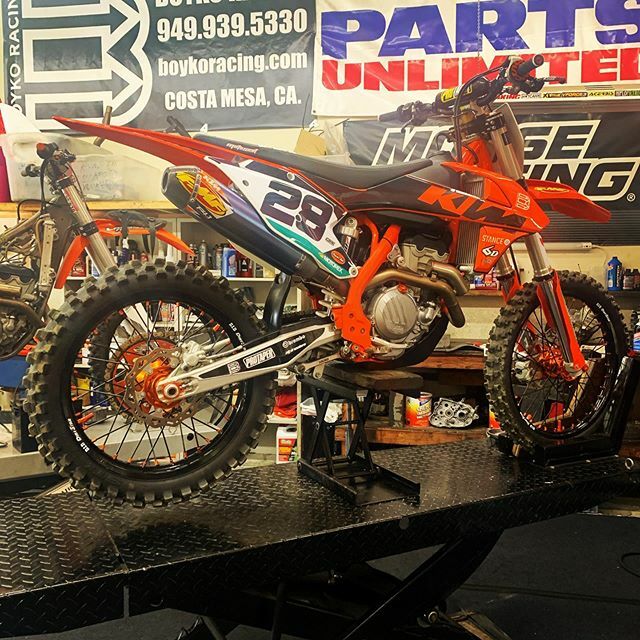 BoykoRacing's tweet photo. Complete Service, and new linkage installed for Anthony Logrande #ktm #husqvarna #honda #kawasaki #suzuki #yamaha #dirtbikes #fmf #machineshop #boykoracing #racerx #racerxonline #3brothers_mxracing https://t.co/N98em5CROg https://t.co/y4zPpBFUQl