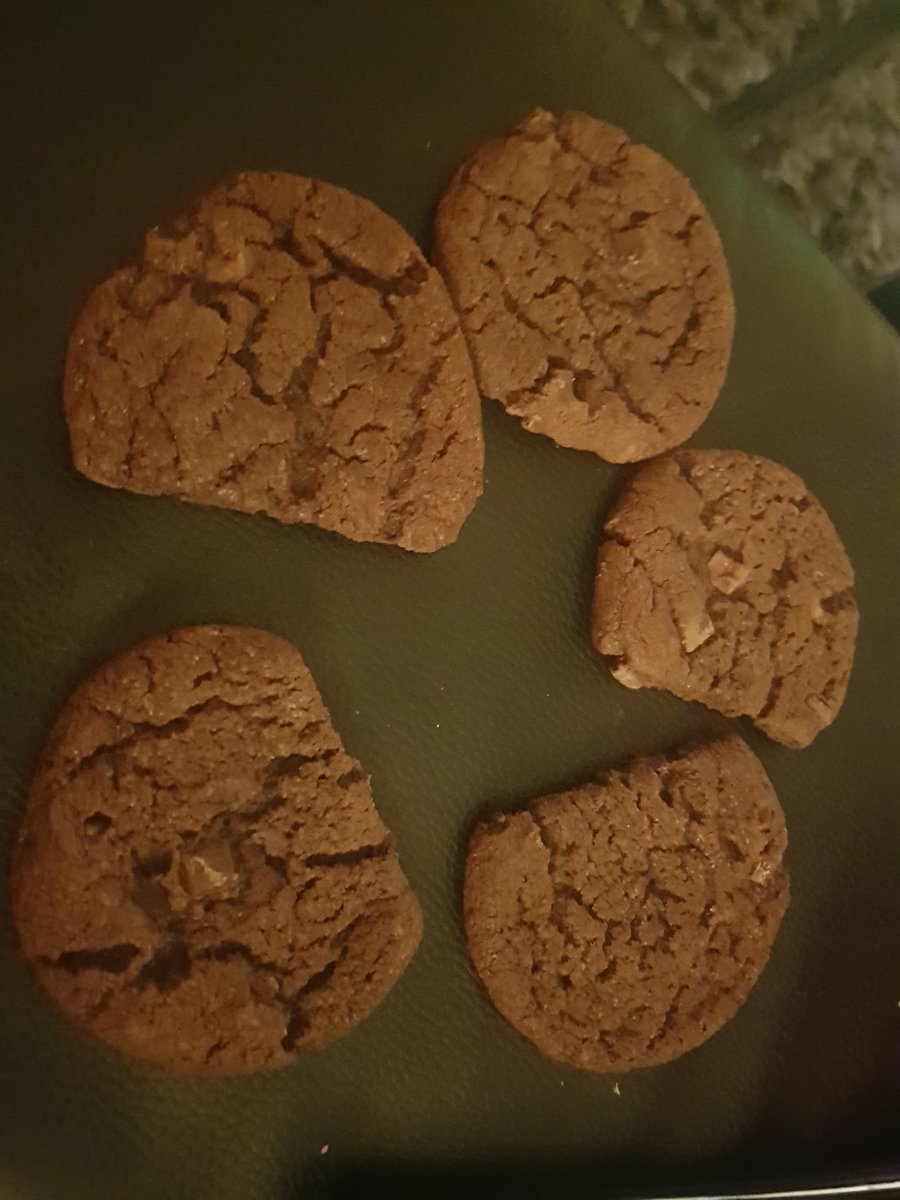 ema2569's tweet photo. @sainsburys sit down to have my cuppa and cookie after a busy day. To discover only one whole biscuit that the 4 year pinches for her supper 🙁🙈 https://t.co/Hne9qXwe3E