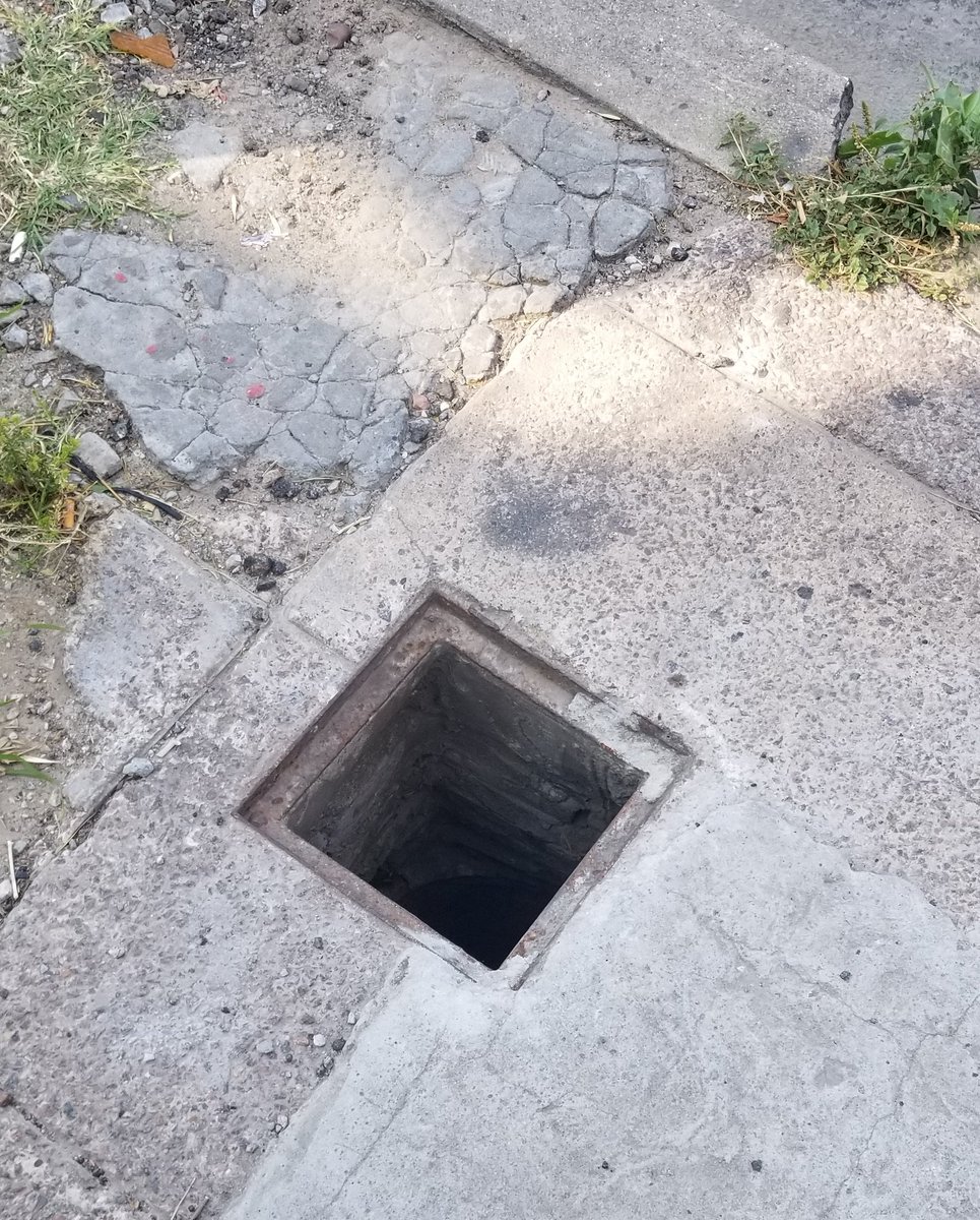 nanop84's tweet photo. @dzapatillas @SanIsidroGob ayer a la tarde a metros de Marquez y Panamericana, me encontré con este hermoso pozo sin ninguna tapa o rejilla que lo cubra. Donde puede denunciarlo? https://t.co/0oFtP1H4do