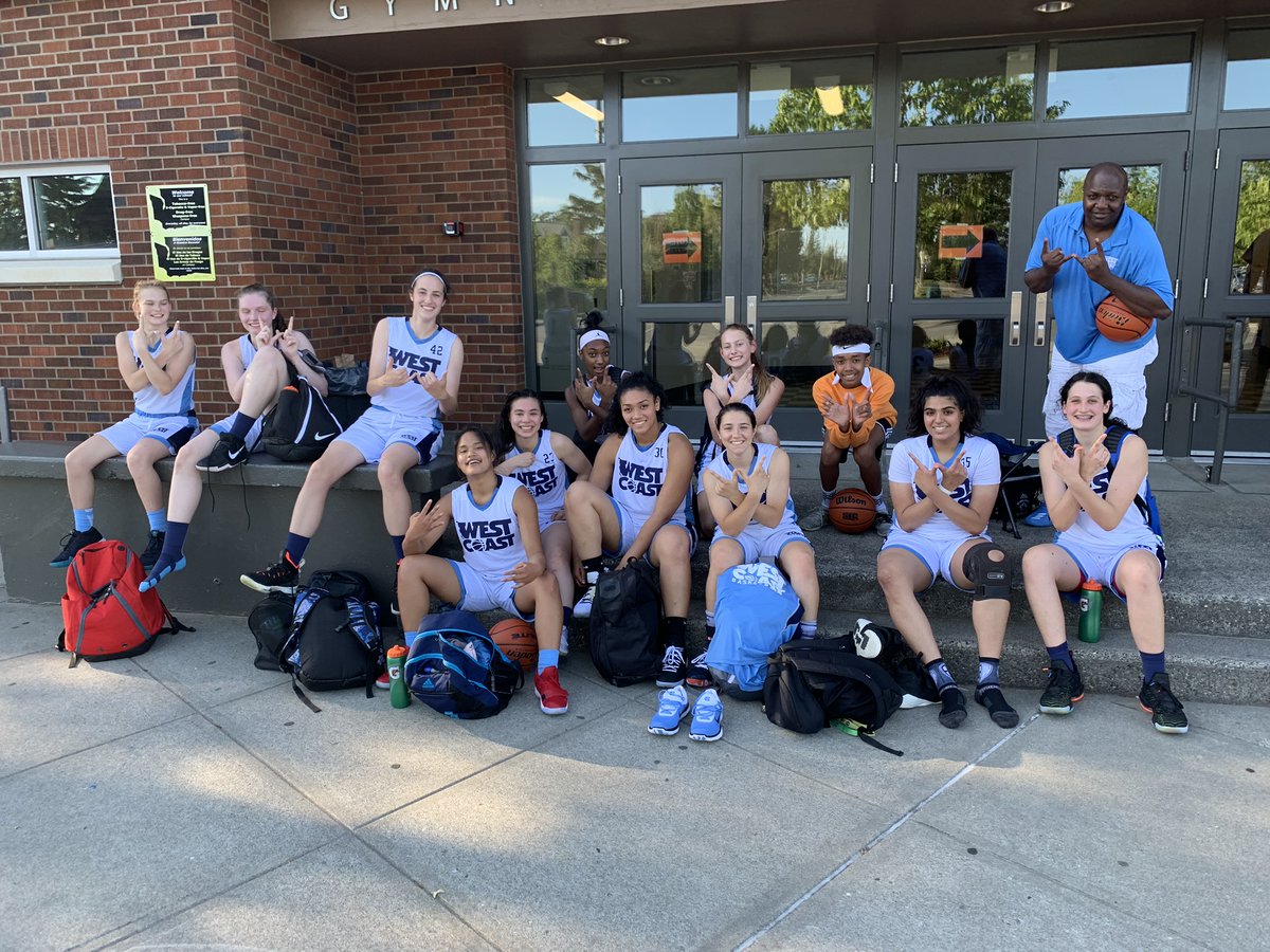 bballwestcoast's tweet photo. Happy New Year, from West Coast Basketball! What are some of your New Years resolutions? How about developing your basketball skills? Connect with us! And be sure to subscribe on our site to stay up to date with our 2020 schedule! (Link in bio)

#basketballbc https://t.co/kerW2drlMU