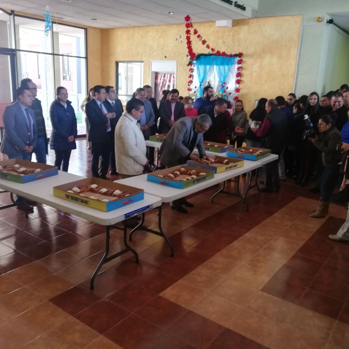 SEMSyS_SEPH's tweet photo. Hoy recibimos la visita del Secretario @atilanorp, quien saludó al personal de esta Subsecretaría e hizo un llamado a redoblar esfuerzos en este nuevo año 2020 en beneficio de las y los jóvenes que son atendidos en los niveles medio y superior.
#FamiliaSEPH
#EducarEsCrecerContigo https://t.co/UOzhJqUNSI