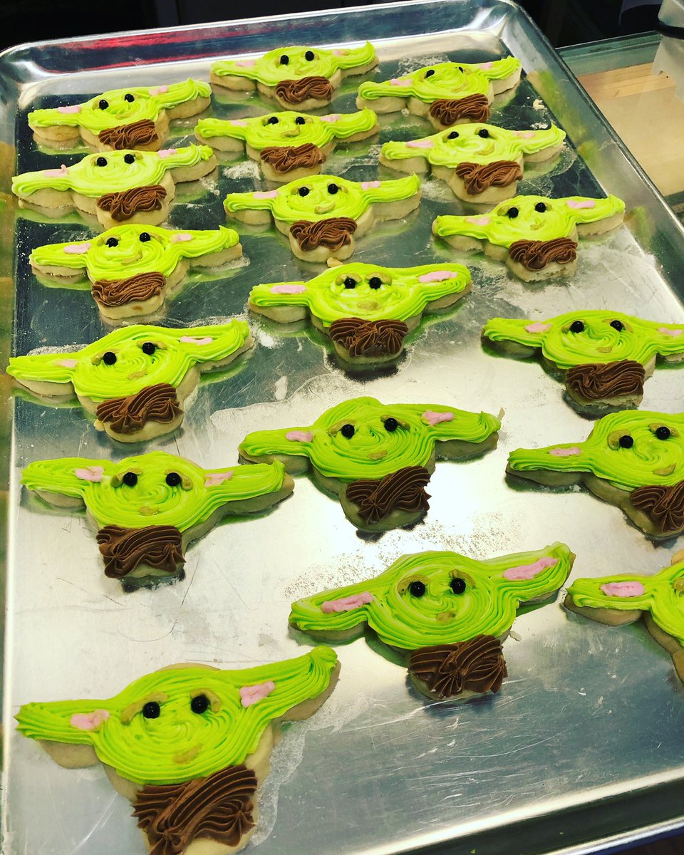Monkeycakes_CA's tweet photo. The Child Cookies...ok ok, Baby Yoda. #babyyodacookies #starwarscookies #StarWars https://t.co/9jrekXlvWW