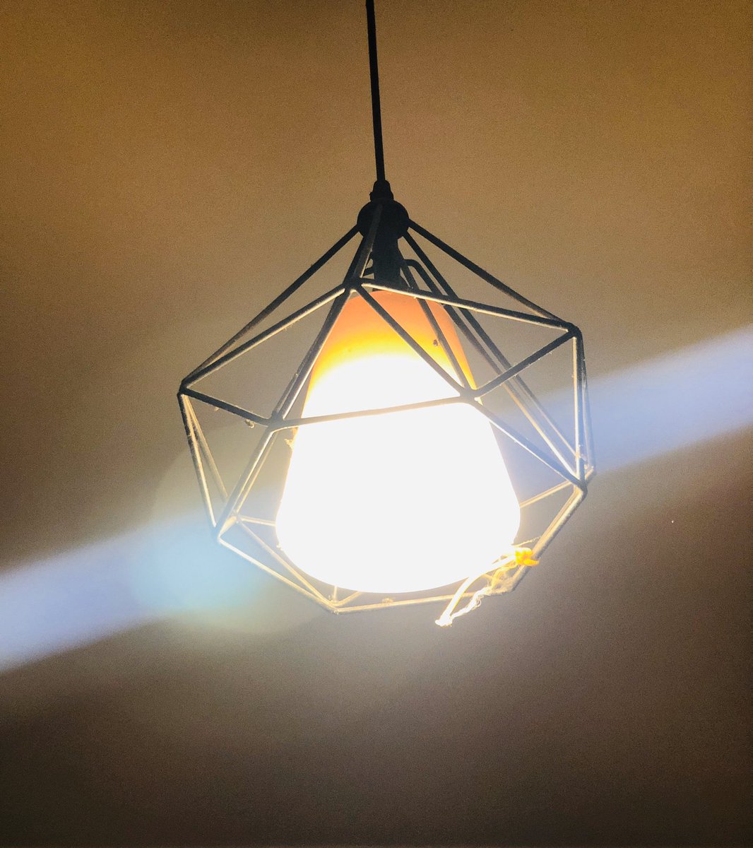 ChAshuNarwar's tweet photo. LIGHT UP THE DARKNESS
—————————————
#lightshoot #cafeshoot #shotoniphonex #insta https://t.co/fiaTD5C4bf