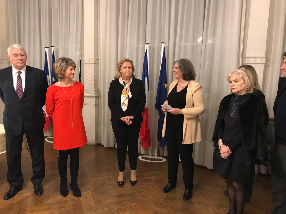 danielegiazzi's tweet photo. Très heureuse de participer à la cérémonie des vœux de l’@peepjbsay en présence de très nombreux parents aux côtés de sa Presidente Madame Péters et du proviseur Madame Puigdemont-Proust.
#Paris16 #Paris #Voeux2020 #BonneAnnée2020 #BonneAnnée #Education #JBSay https://t.co/4uUuKQFwcV