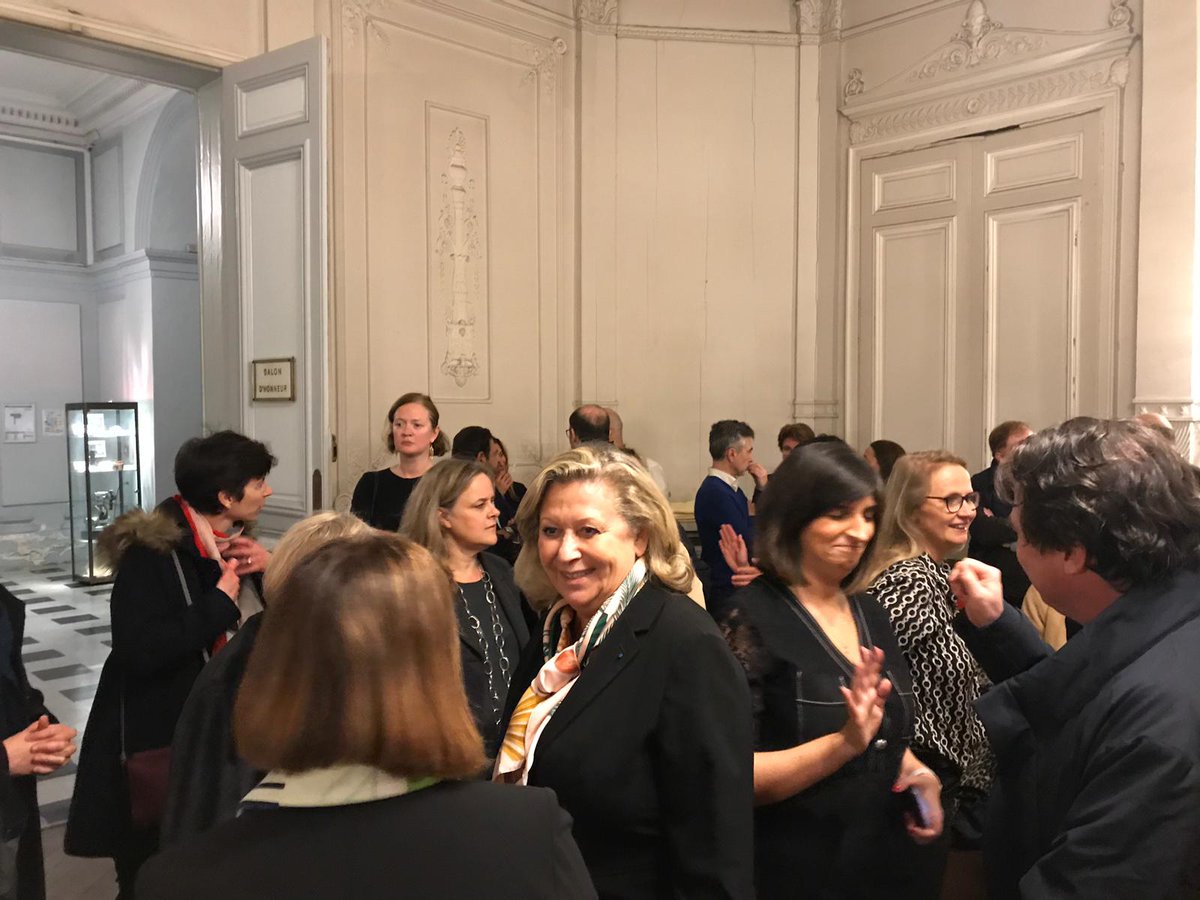 danielegiazzi's tweet photo. Très heureuse de participer à la cérémonie des vœux de l’@peepjbsay en présence de très nombreux parents aux côtés de sa Presidente Madame Péters et du proviseur Madame Puigdemont-Proust.
#Paris16 #Paris #Voeux2020 #BonneAnnée2020 #BonneAnnée #Education #JBSay https://t.co/4uUuKQFwcV