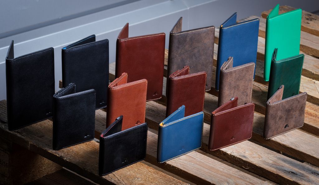 ASlimLondon's tweet photo. Family Portrait ;)
.
.
.
.
#Wallet #ASlimLondon #Wallets #EDC #SlimWallets #SmallWallets #Leather #Natural #Poser #Nature #Photography #Wood #Thursday #RFID #Smart #Suave #Dapper #Portrait #Colour #Color #SlimWallet https://t.co/5k6PQQIJwt