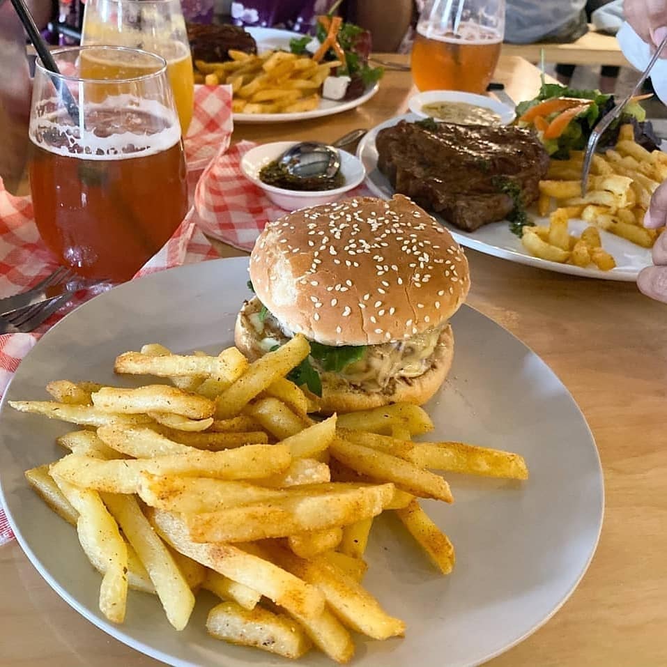 15_brewhouse's tweet photo. Friday #beerandburger specials as only #First15brewhouse can give you.
Join us tomorrow between 16:00 - 18:00. Buy any burger as well as a 500ml draft for only R100.
#first15brewhouse
#fridaybeerandburgerspecial
#44Quinnstreet #goldengiraffe #allthingsbeer @Chef_Lelo https://t.co/n2fDZTYCGm