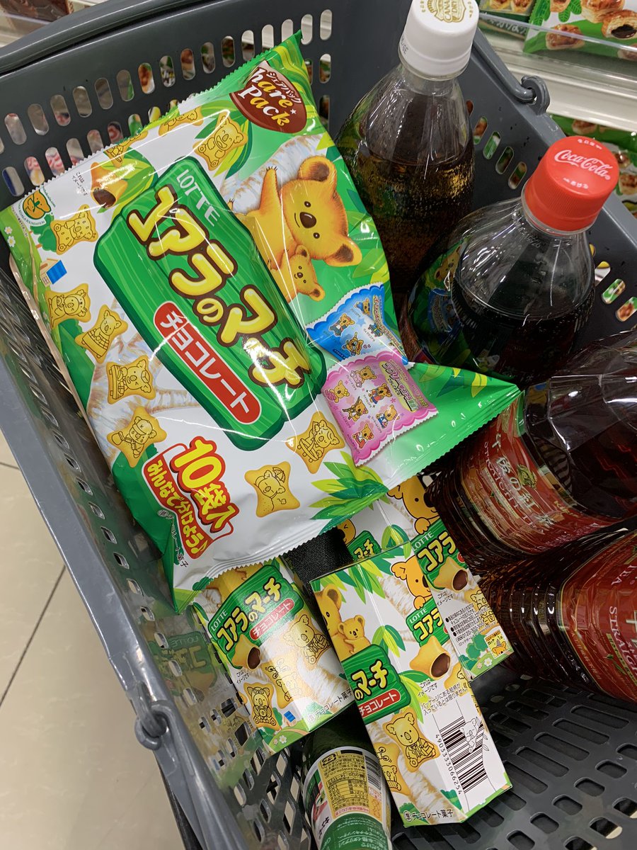 ninelives76's tweet photo. コアラのマーチがオーストラリアの山火事で被害受けてるコアラ救済の募金になるらしい、
店の買い出しに来てちょっと視界に入ったから買ってみる。
コアラの他にも被害を受けてる動物たくさんいるらしい
偽善でも行動してみようと思う。
ネットバンクを作った事だし、寄付のサイトも探してみよう！ https://t.co/sL6EAjUOEJ
