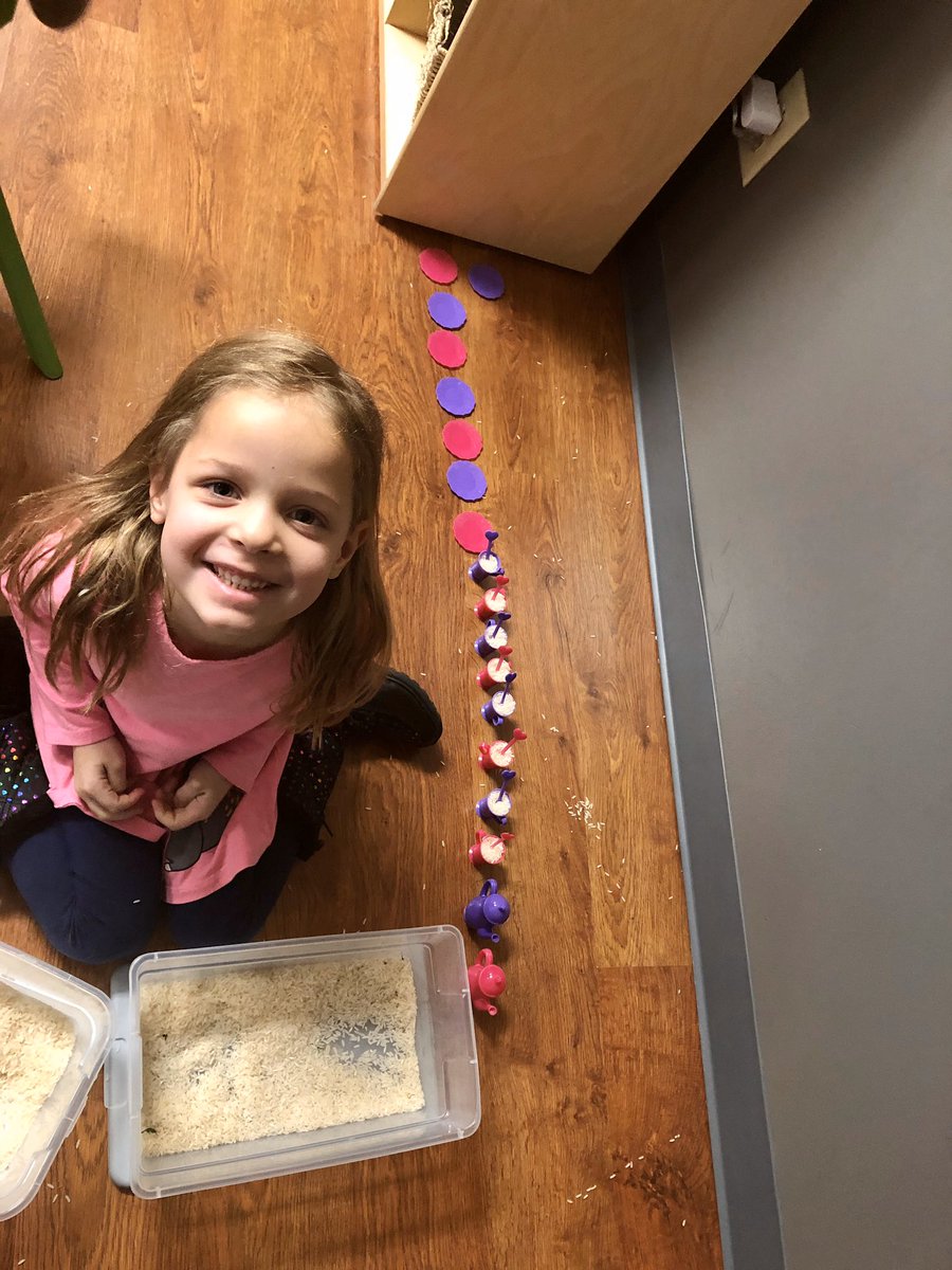 MsDesirae_LPS's tweet photo. Look! I made a pattern!
@MsHeatherlps1 @MrsLyndee_LPS @Gus_LPS https://t.co/WfhEI3OqaF