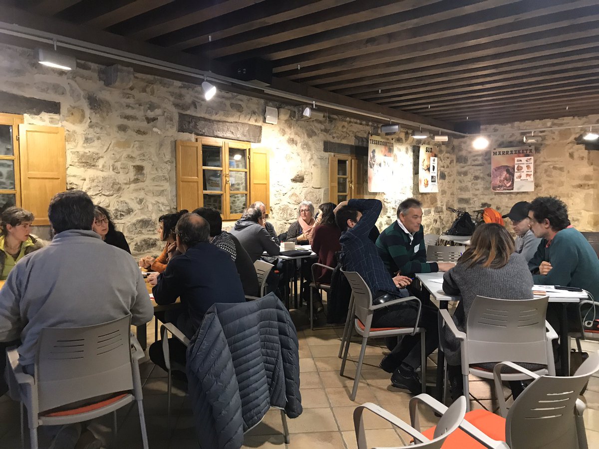 Conexionesimpro's tweet photo. En el marco incomparable del #MuseoIbarraundi de #Eskoriatza, estamos en plena sesión de metodología de los #auzolabs de #landasortzailea @desdevic @TIPIgara @pezestudio Creatividad aplicada para la innovación en zonas rurales https://t.co/3gWonV0Dj4