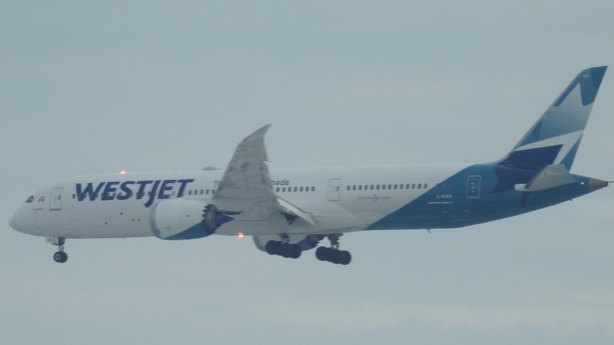 AviationBeavers's tweet photo. @British_Airways  A350-1000 from @HeathrowAirport, @airtransat A330-300 from Glasgow and @WestJet  (Spirit Of Canada) 787-9 from @Gatwick_Airport 

#AvGeek #PlaneSpotting #yyz #SpiritOfCanada #JetVibes https://t.co/nQaEuF23E9