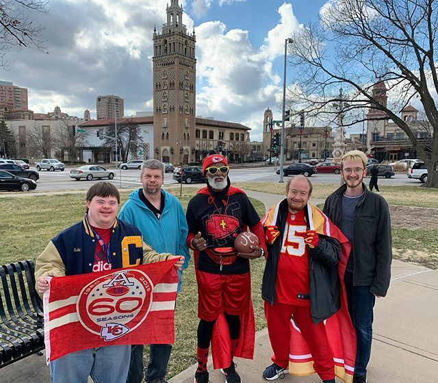 ImagineThat_KC's tweet image. Some of the gang went to a @chiefs rally and had the good fortune to run into Super Jesus! ift.tt/2QGYrc5