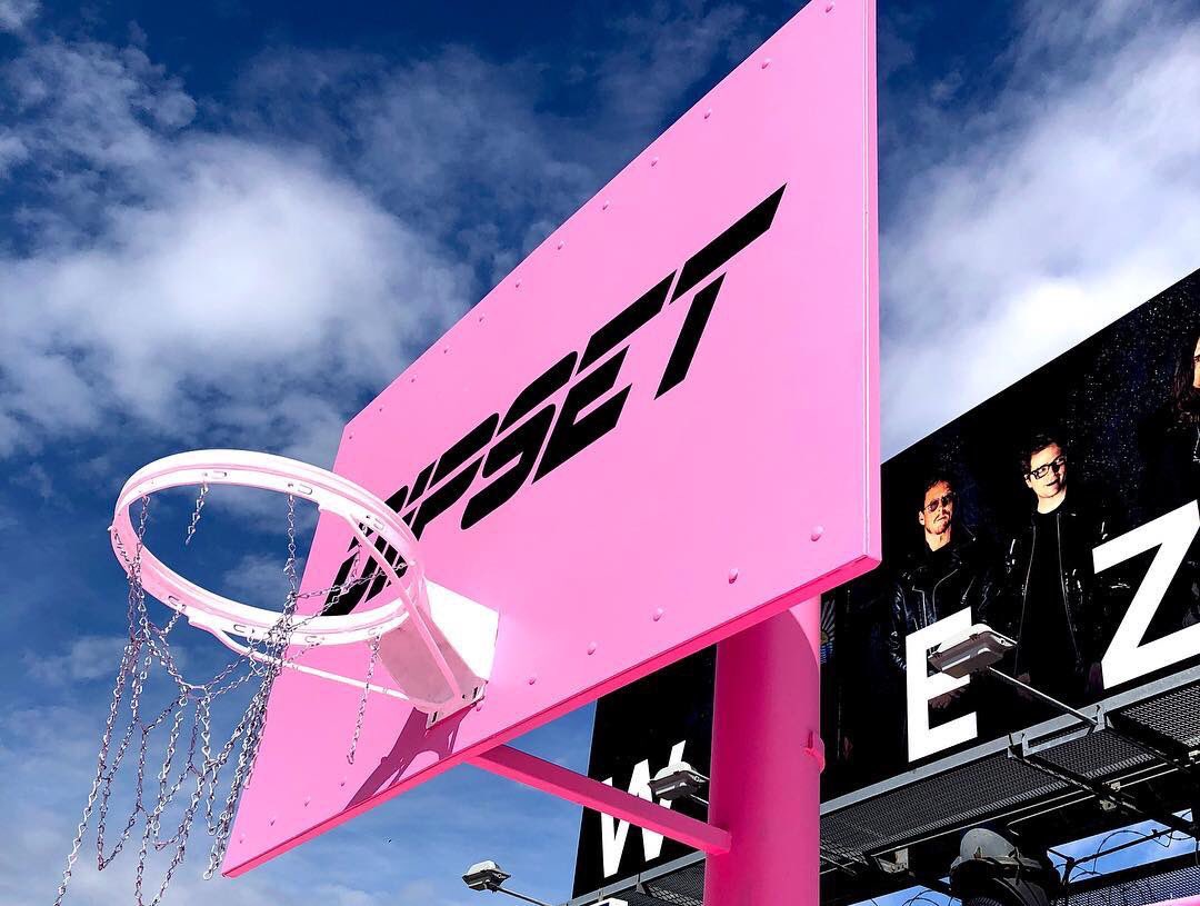 ProInThePaint's tweet photo. Real men wear pink.
. . .
The DIPSET X DOM ft. @mr_camron Court for @dipsetcouture
. . .
Dom Gallery, 700 N. Fairfax Av. LA, California. US. 🇺🇸
#basketballcourt #courtmural #PowerOfSport #ProjectInThePaint #HomeCourt #Pink #BetterBBallCourts #HoopPics #BasketballUK #ColourIsPower https://t.co/X5kiCfTKeS