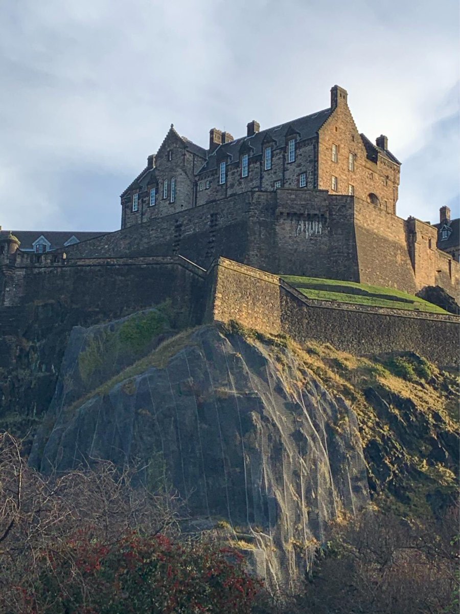 sandrab2011's tweet photo. Not the warmest day in Edinburgh but had a lovely walk to Edinburgh Castle. https://t.co/sJAf3ORmu9