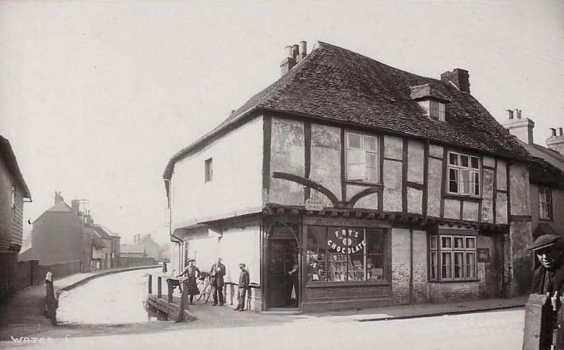 WriterVictoria's tweet photo. Street scene: Water Lane #Ospringe #Kent The building is the Maison Dieu, formerly a hospital or hostel for travellers on the Roman road between London and #Canterbury and #Dover. In this picture, advertising Fry's Chocolate! https://t.co/3A4XqbyEpS