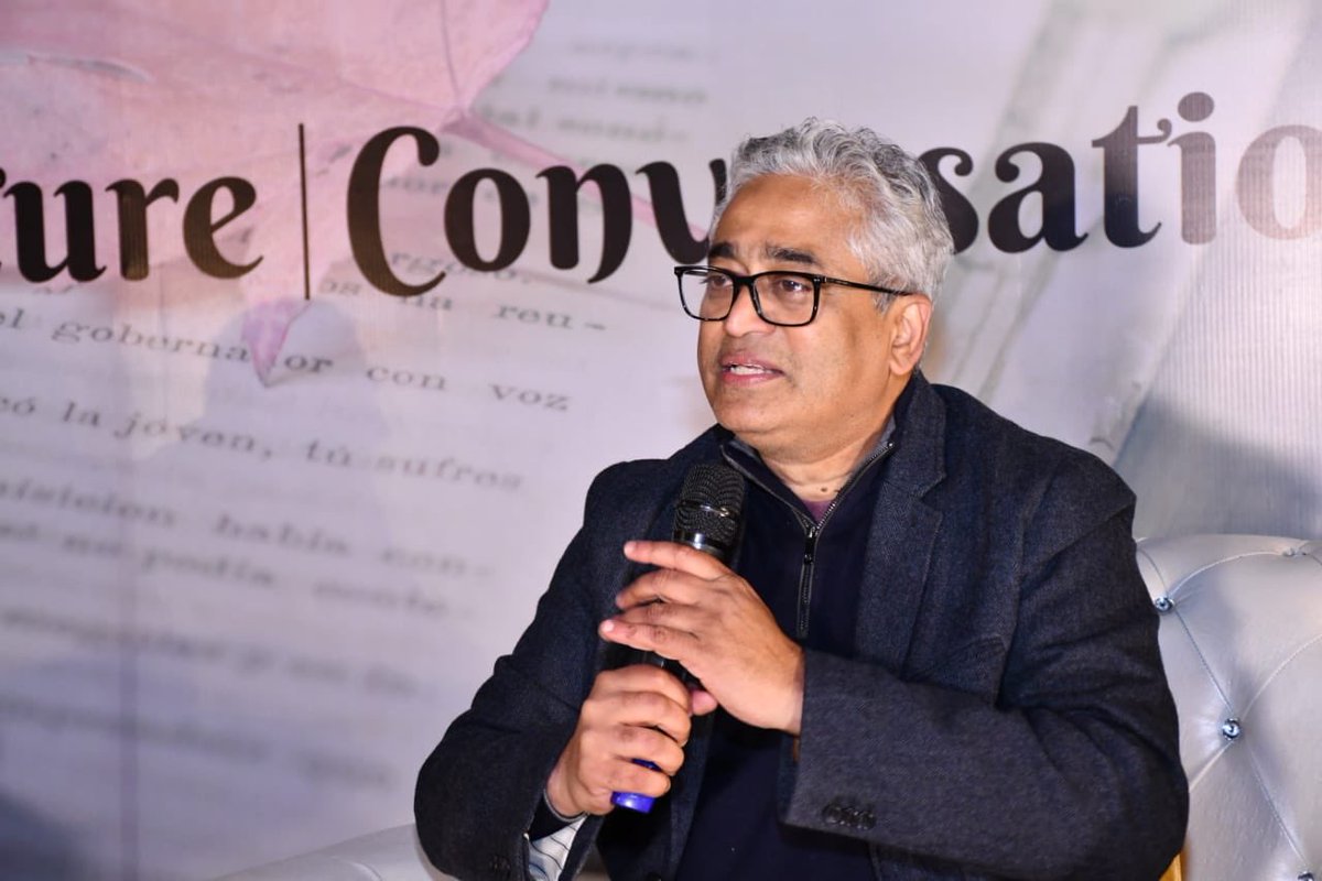 Booksenbeyond1's tweet photo. It was a pleasure to have @sardesairajdeep at @Booksenbeyond1 for launch of his book 2019 How Modi won India. You won the hearth of every literary lover in Faridabad. You rocked & faridabad loved you. @rahul1054 @amanaggarwal69 @SandeepMall @FaridabadMetro https://t.co/iopjUOV9Z0