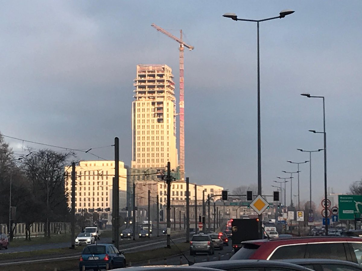krakow_pl's tweet photo. 🌞/🌛Krakowski "szkieletor" dniem i nocą🙂Tak wygląda dzisiejsza dobranocka z Krakowa🙃Jutro po południu zaczynamy weekend😉
#UnityCenter #UnityTower #szkieletor #Dobranoc
Fot. @BSKrakow, kamera z budynku UMK https://t.co/sefE3c3ept