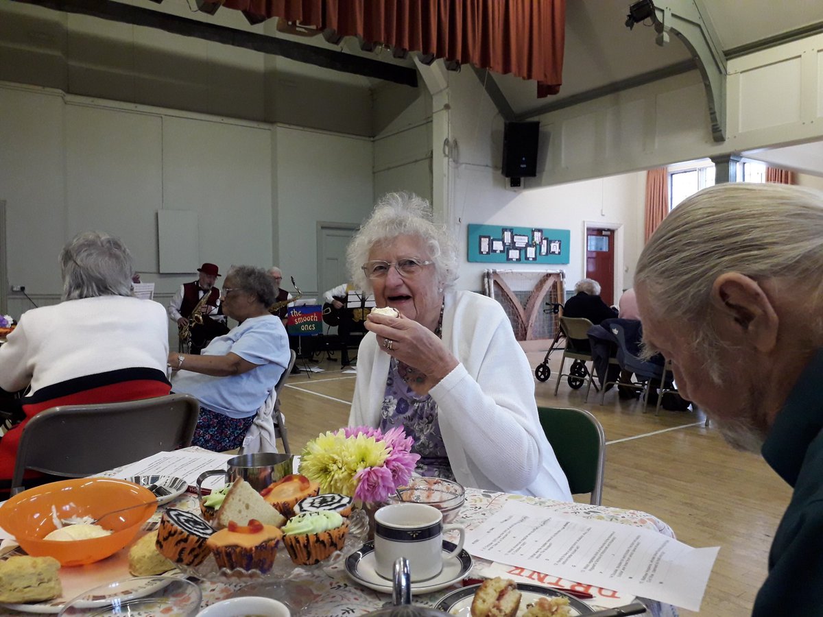 Evening #northantshour 👋 We provide a befriending service and activities for older people in Northampton to #LiveLaterLifeWell. We're also looking for volunteers to help us run our events. Please spread the word @NorthantshourUk 😊