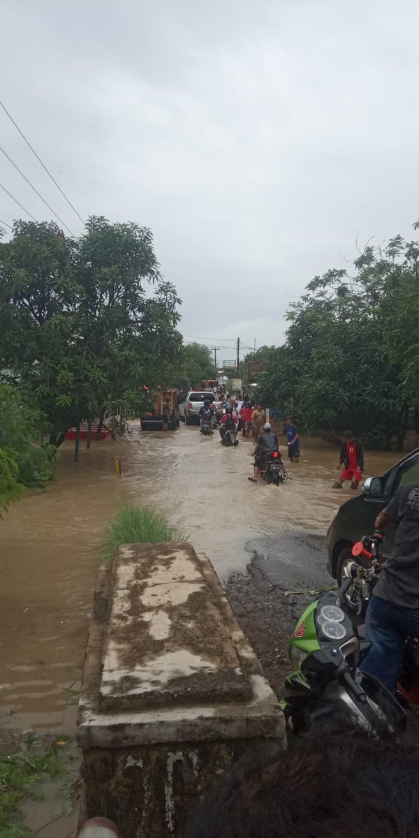 Ujest7's tweet photo. Penanggulangan banjir itu susah2 mudah,  karena ada campur kekuasaan yg punya alam ini.  Cukup diambil hikmahnya dn semoga berkah utuk semuanya dn yg jelas musibah banjir itu artinya Allah sayang pda kita. https://t.co/DIJPkfkR0U https://t.co/QRPY3ZBAhd