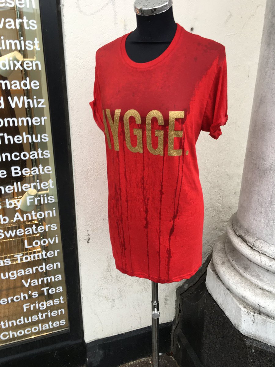 Drivvåd hygge - souvenirbutikkerne blomstrer og hver gang en forretning forsvinder kommer der en af slagsen. Her er det hyggen der er blevet regnvåd - det er næsten lidt uhyggeligt. # ilovecph