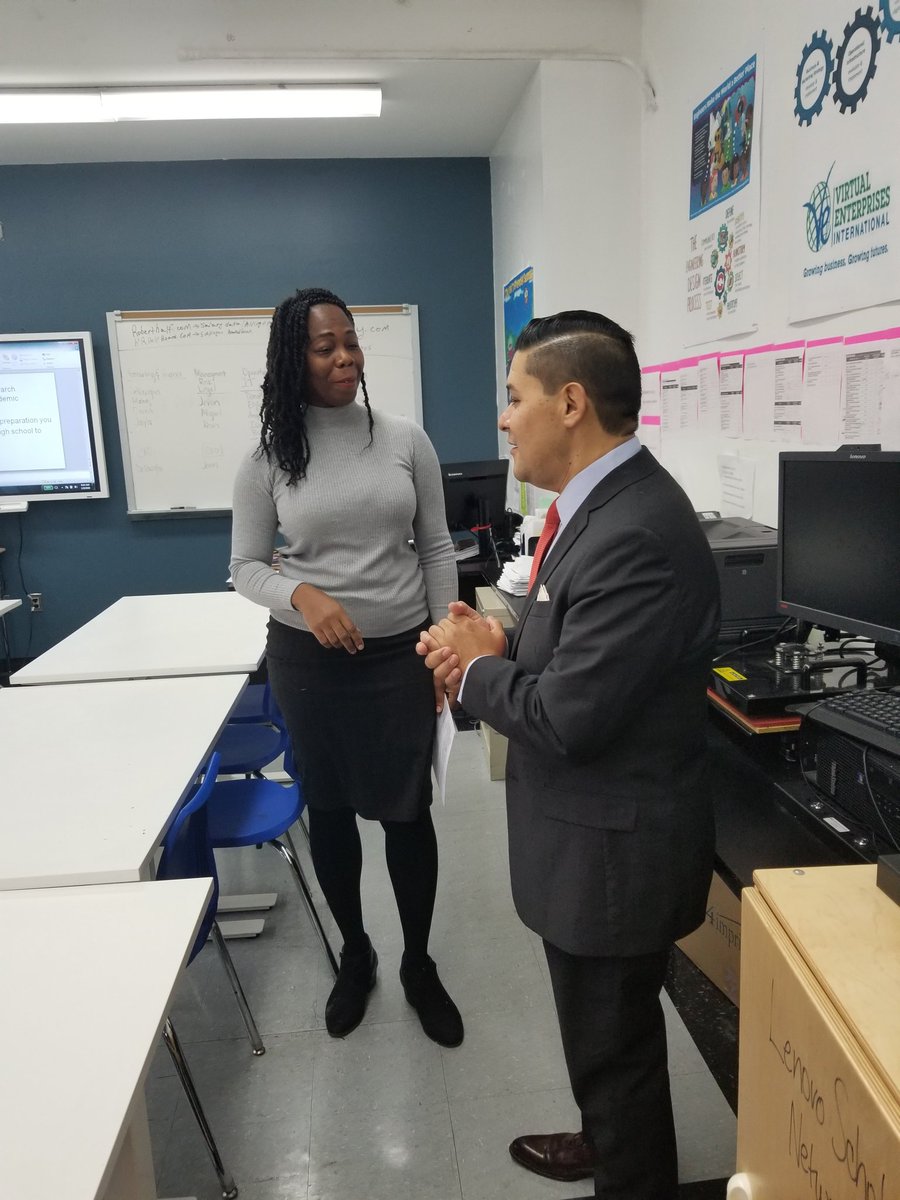 BKAGFPrincipal's tweet photo. Thank you @DOEChancellor for joining our Community Circle this morning @BrooklynGlobal1 and checking out our Trading Room! @D16SuptYMartin @BedStuyD16 @ExecSuptKWatts @RCornegyJr https://t.co/4zeBI6DAZ7