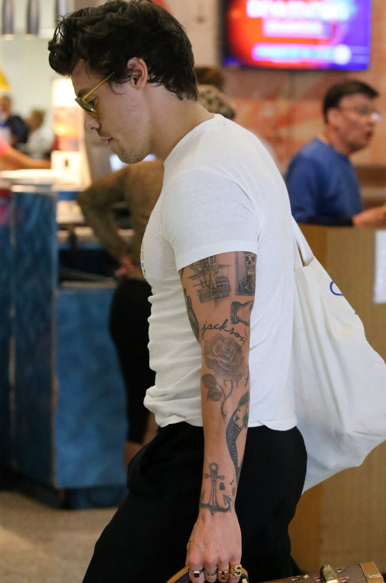 hsrryfineline's tweet photo. lembrando do surto que harry styles causou nesse dia apenas com fotos dele caminhando em um aeroporto, provando que é sim o homem mais lindo e perfeito que existe https://t.co/RXCNSHOFTn