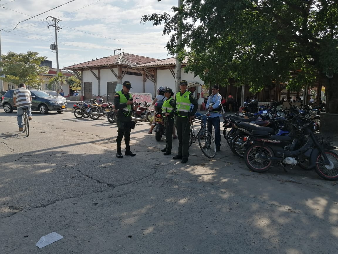 PoliciaDeTolima's tweet photo. En #Mariquita #Tolima junto a personal de la #Essum realizamos planes y controles de verificación de antecedentes y registró a personas en barrios y veredas, obteniendo importantes resultados. #TodosContraElHomicidio #TodosContraElHurto https://t.co/YLsOHrLopA