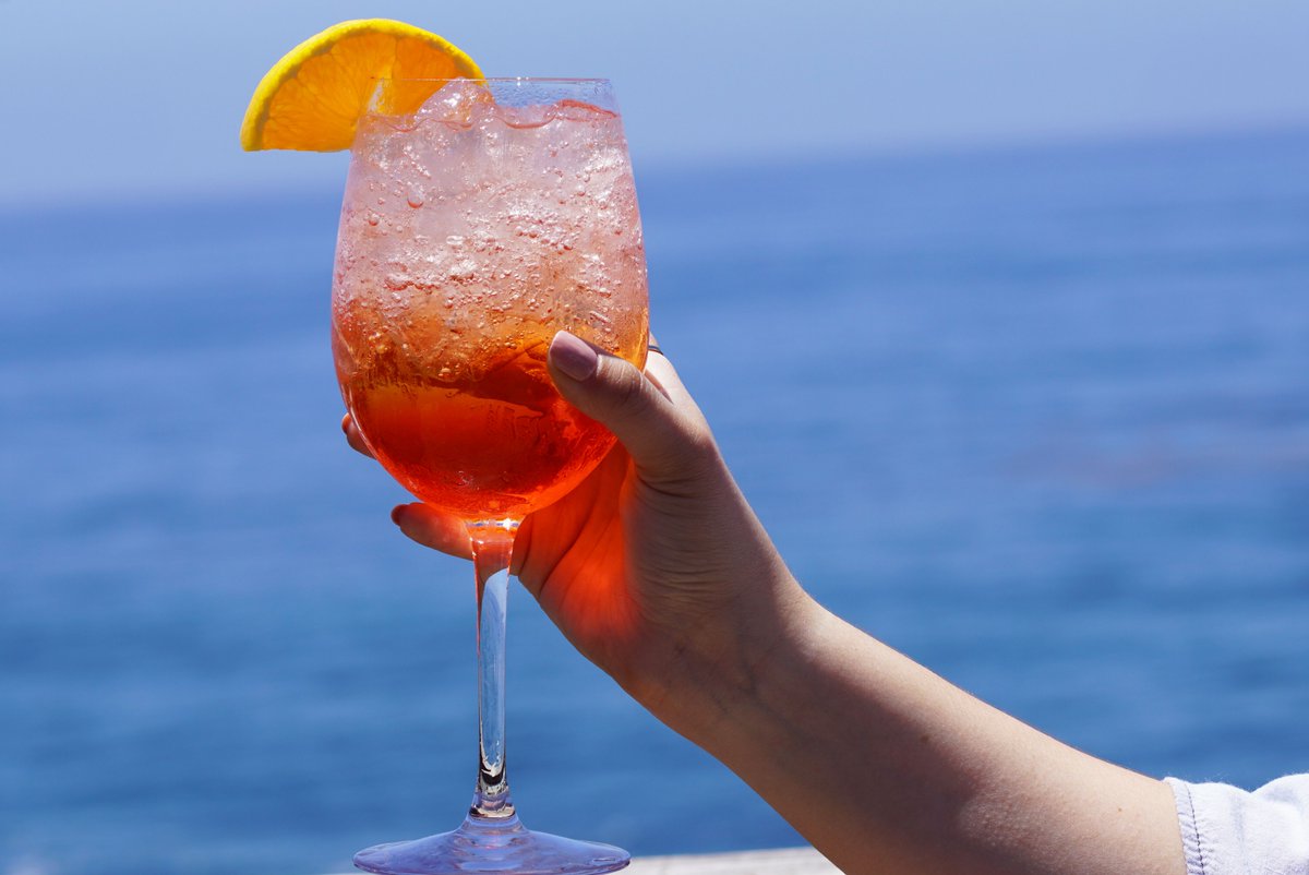 Hey Thursday, it looks like Friday bought you a drink 🍹🍸

▶️Enjoy our Live Like A Local cocktail &amp; beer menu, where we partnered with Drift Distillery &amp; local breweries!

#lagunabeach #laguna #staycation #travel #mylagunabeach #socal