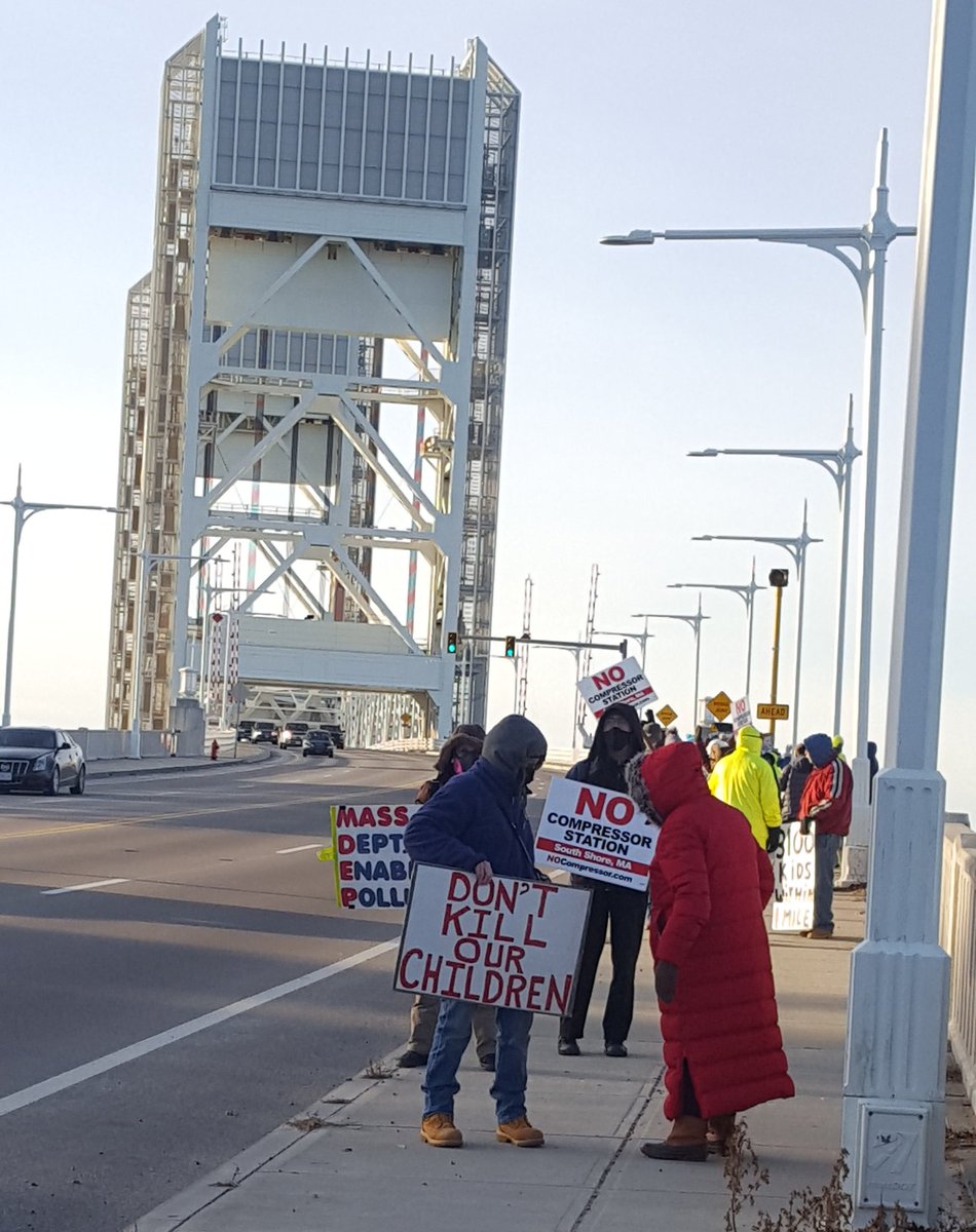 ljennings32's tweet photo. Well @ElfOnSite those #tinyelves are local #NorthParcelDefenders wearing protective breathing masks and holding signs for #ForeRiverBridge traffic and workers to see. #ClimateActionNow #NoWeymouthCompressor https://t.co/cbbd1fwTq2