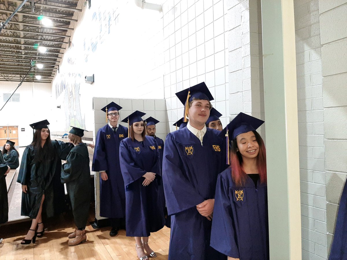 Gwd50Schools's tweet photo. Mid-Year graduation is underway at Emerald! Over 100 mid-year graduates will get an early start on their future success! @EmeraldGwd50 #gwd50 #sced https://t.co/y0eaOzx9x1