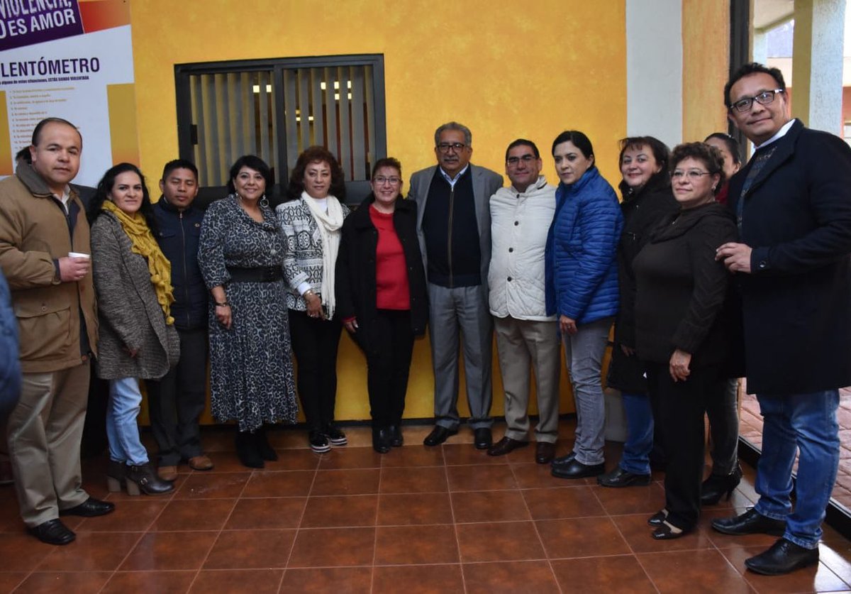 SEPHidalgo's tweet photo. En su visita a las oficinas de @SEMSyS_SEPH el Secretario @atilanorp platicó y convivió con personal de esta dependencia a quienes reconoció por su labor e invita a seguir trabajando para que Hidalgo crezca. https://t.co/OPJqZoOWns