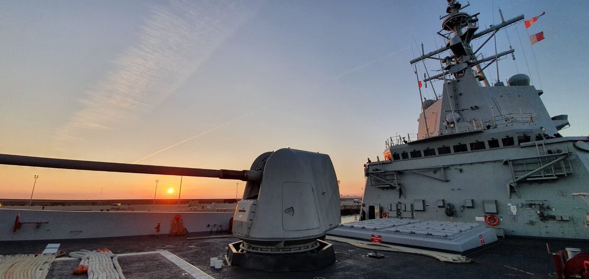 Armada_esp's tweet photo. Llegando a la Base Naval de #Rota, la fragata #CristóbalColón aprovecha la últimas luces del día.

Su dotación, preparada para afrontar su calificación operativa inicial, os desea #BuenasNoches 🌅

#SomosLaArmada
#DefendemosEspañaDesdeLaMar https://t.co/LaFi9P0Yrz